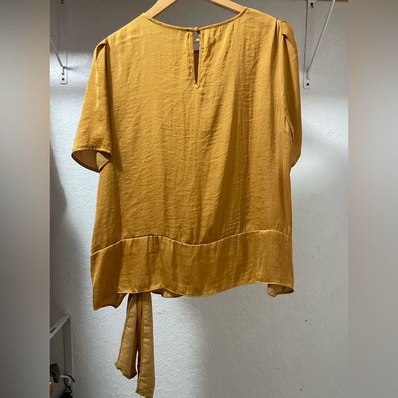 Simply Vera Vera Wang Gold Blouse size Large - Picture 4 of 5
